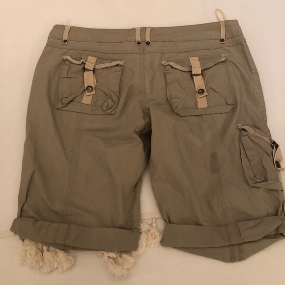 Beige cargo shorts - Picture 2 of 3